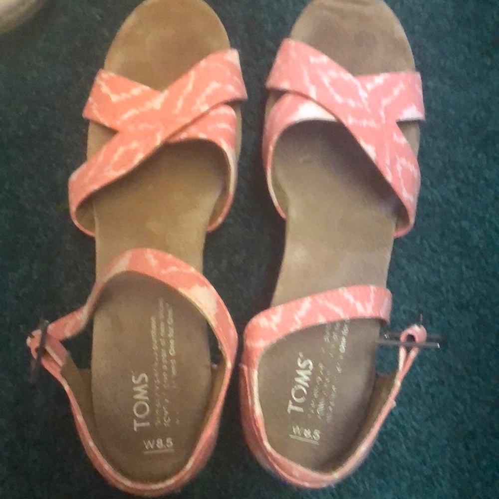 Tom’s wedge heels
